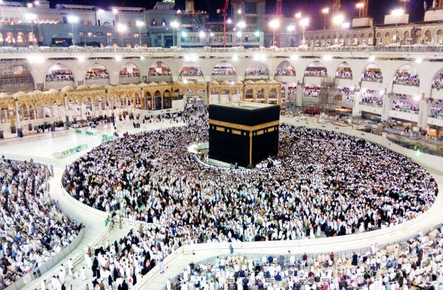 How Can Canadian Professionals Plan Time Off for December Umrah?